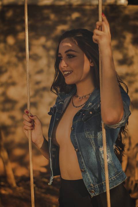 Ensaio Feminino, foto deitada, foto no banco, casa rústica, ensaio feminino Bom Despacho MG, Photosintese, Max Samer'