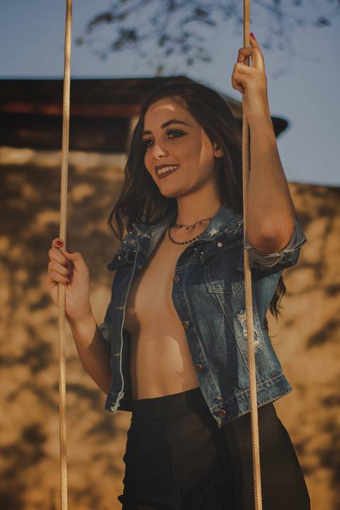 Ensaio Feminino, foto deitada, foto no banco, casa rústica, ensaio feminino Bom Despacho MG, Photosintese, Max Samer'