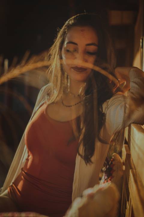Ensaio Feminino, foto deitada, foto no banco, casa rústica, ensaio feminino Bom Despacho MG, Photosintese, Max Samer'