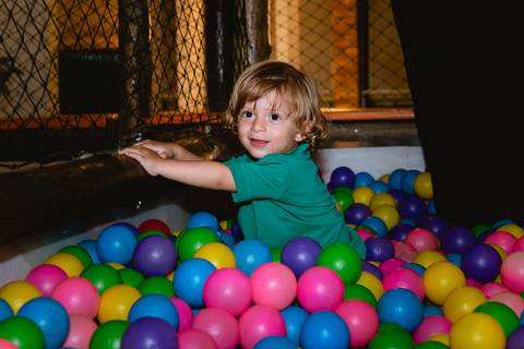 fotos de festa infantil - cerrado kids - menino brincando na piscina de bolinhas'