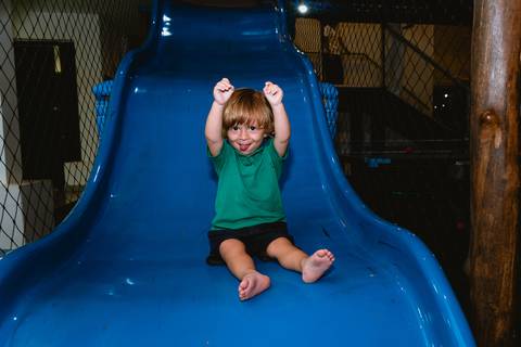 fotos de festa infantil - cerrado kids - menino no escorrega'
