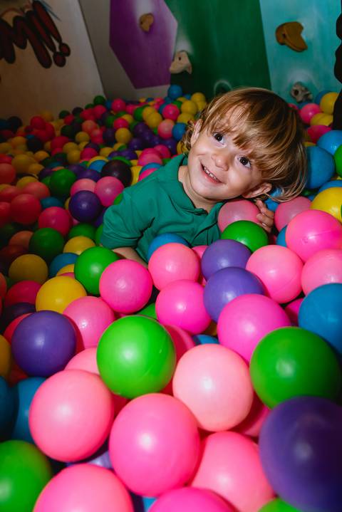 fotos de festa infantil - cerrado kids - menino brincando na piscina de bolinhas'