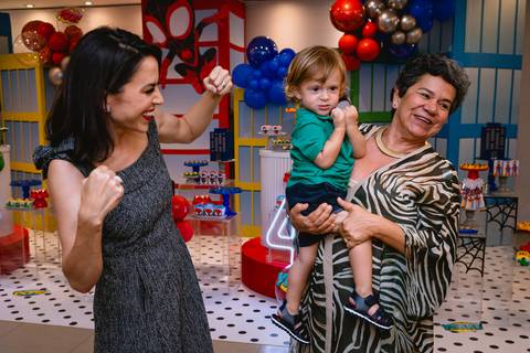 fotos de festa infantil - cerrado kids - vó brincando com o neto'