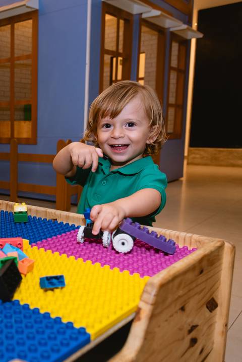 fotos de festa infantil - cerrado kids - menino brincando de lego'