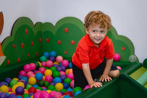 fotos de festa infantil - cerrado kids - menino brincando na piscina de bolinhas'