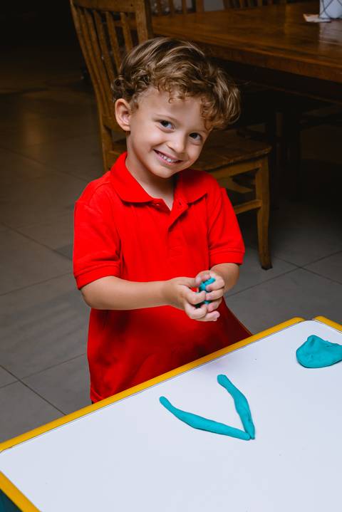 fotos de festa infantil - cerrado kids - menino brincando de massinha'
