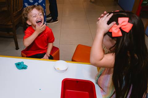 fotos de festa infantil - cerrado kids - menino brincando de massinha'