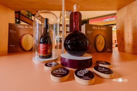 detalhe vinho na exposição wineyard'