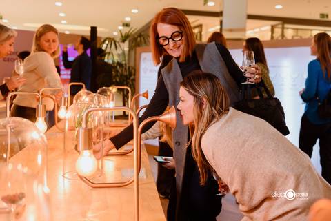 público interagindo na exposição de vinhos'