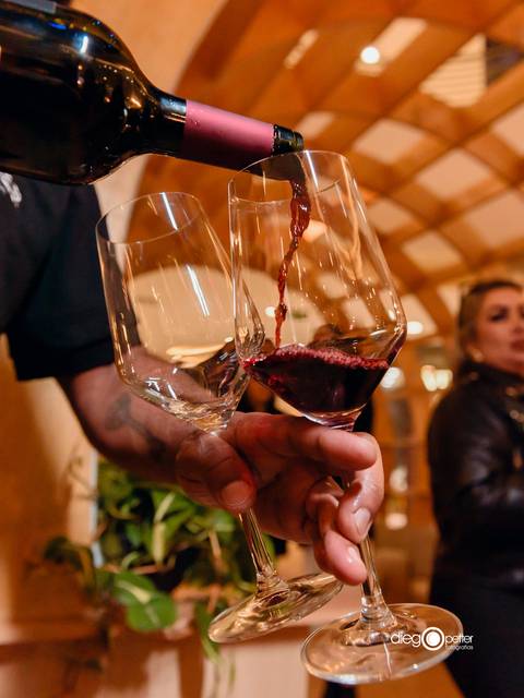 servindo taça de vinho evento wineyard'