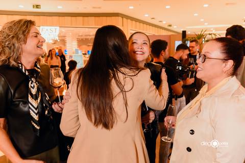 público descontraído em evento'