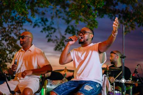 banda no por do sol'