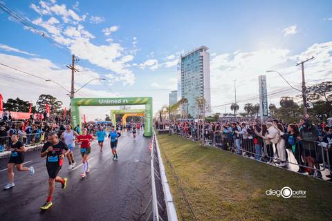 corredor de chegada maratona 21 km'