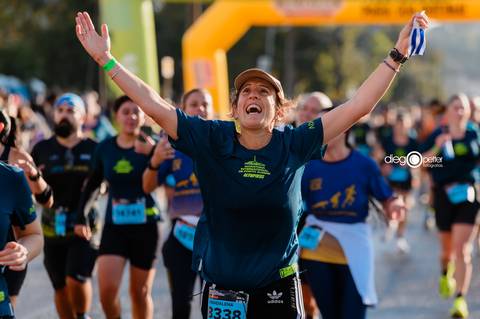 corredor de chegada maratona 21 km'
