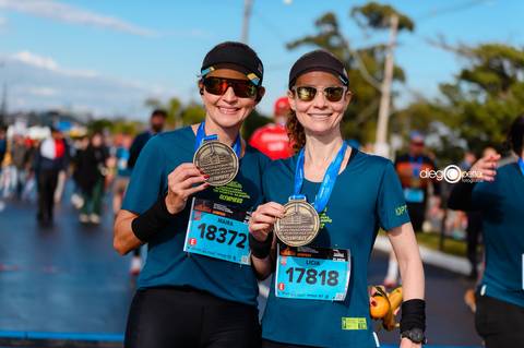 chegada 41ª maratona porto alegre com medalha entre amigas 17818'