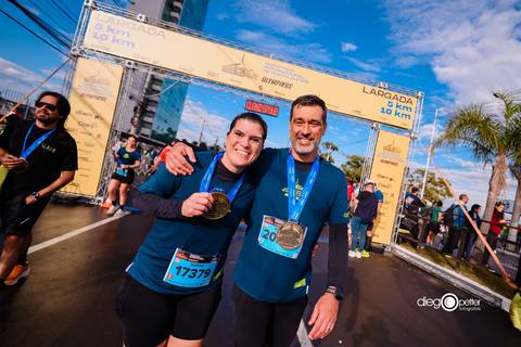 chegada 41ª maratona porto alegre com medalha casal 17379'