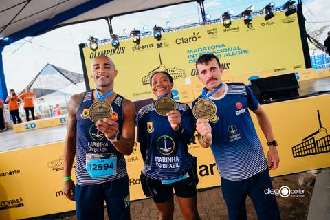 amigos com medalha na maratona 12594'
