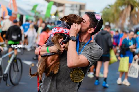 marco matos com pet na maratona'