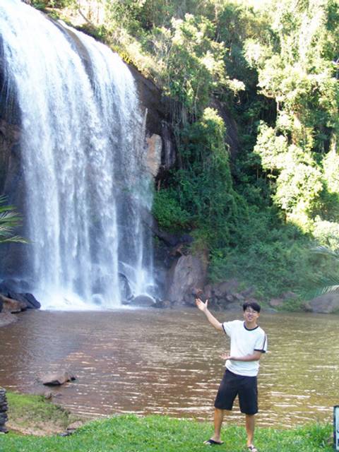 cidade linda com cachoeiras'