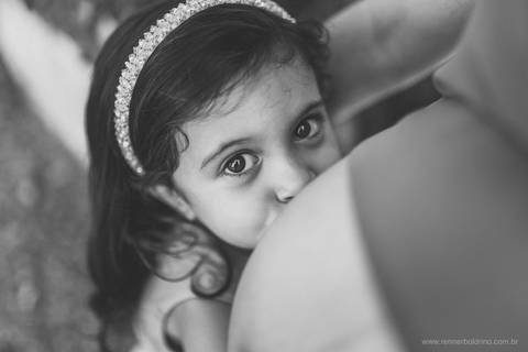 menina beijando a barriga da mãe'