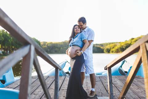 casal a beira do lago'