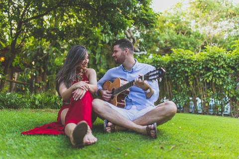 noivo tocando violão'