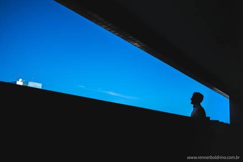 silhueta do noivo numa grande janela'