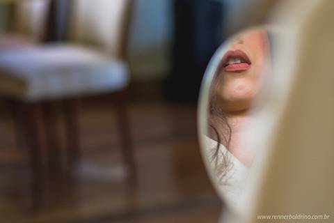 detalhe da noiva refletida num espelho'