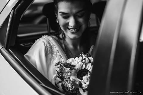 noiva sorrindo dentro do carro '