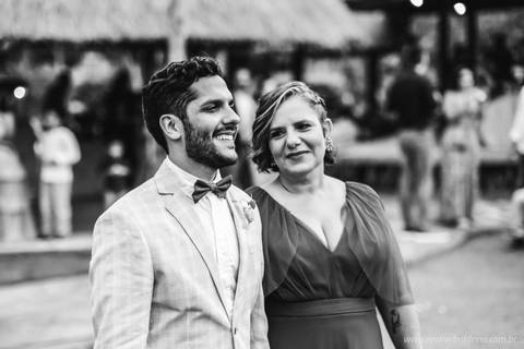 mãe olhando para o noivo'