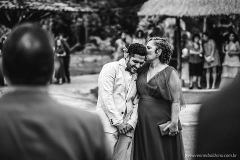 carinho entre mãe e noivo'