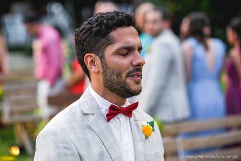 noivo esperando a noiva no altar'