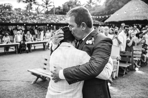 momento de carinho entre o noivo e seu sogro'