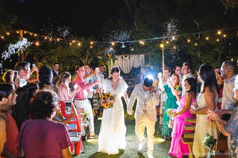 saída dos noivos no fim da cerimônia'