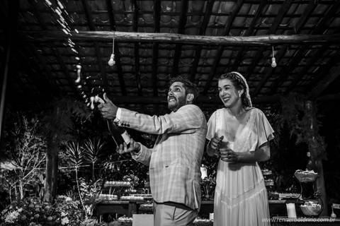 noivos estourando champanhe'