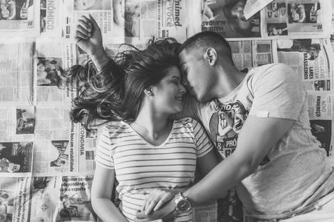 noivos deitados sobre jornais'