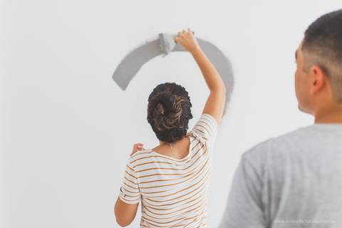 casal pintando a parede'