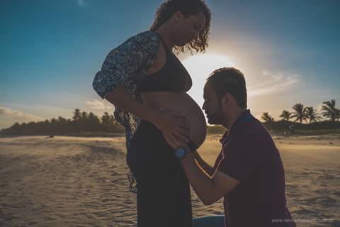 pai beijando a barriga da gestante'
