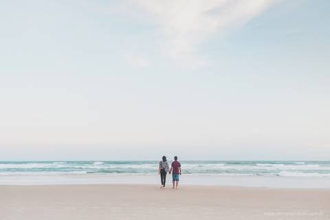 casal de frente para o mar'