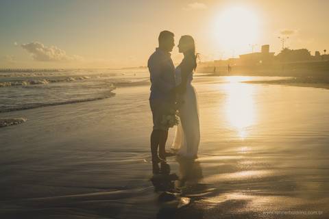 noivos no por do sol'