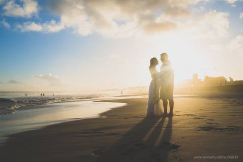 noivos no por do sol'