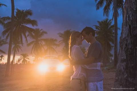 casal abraçado ao pôr do sol'