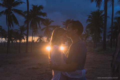 casal abraçado ao pôr do sol'