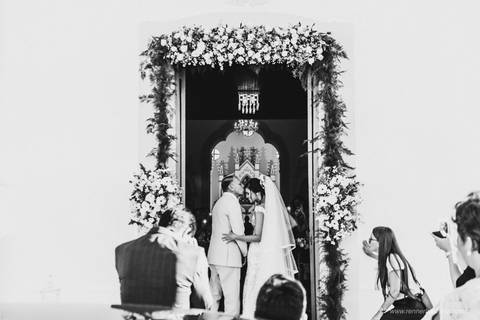 pai beija a filha na entrada da igreja'