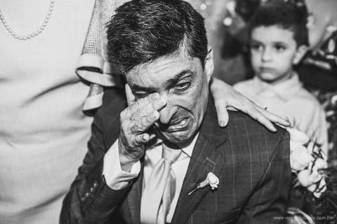 irmão do noivo chorando'