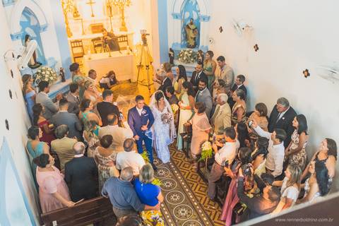 noivos saindo da igreja'