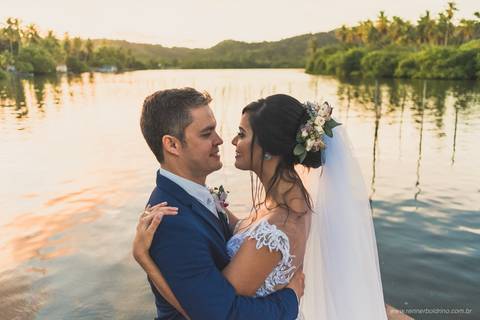 retrato dos noivos em frete à lagoa'