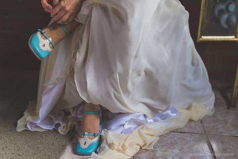 noiva calçando os sapatos'