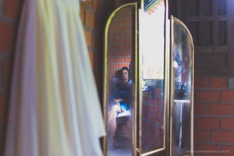 reflexo da noiva num espelho antigo'