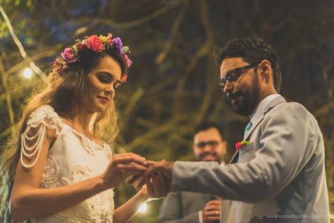 noivos trocando alianças'